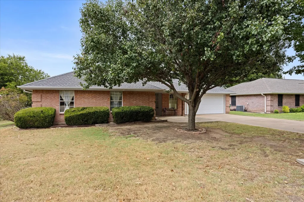 1809 Sprucewood Avenue Stephenville TX 76401