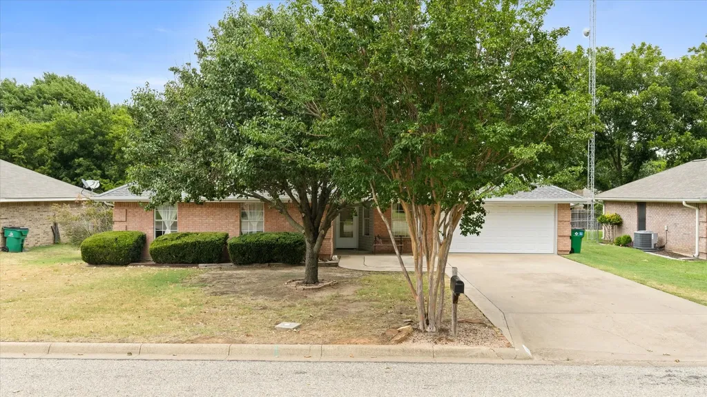 1809 Sprucewood Avenue Stephenville TX 76401