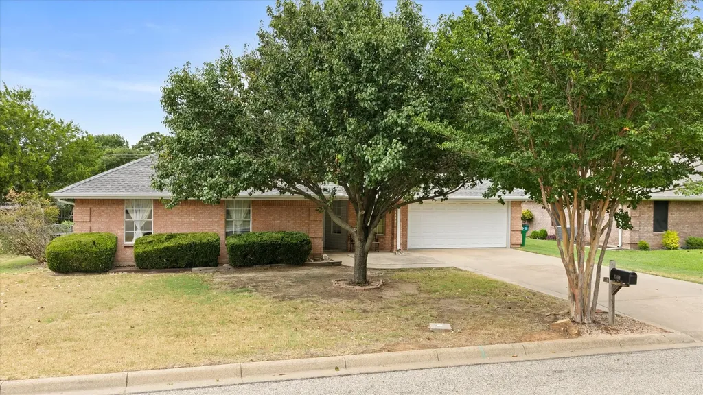 1809 Sprucewood Avenue Stephenville TX 76401