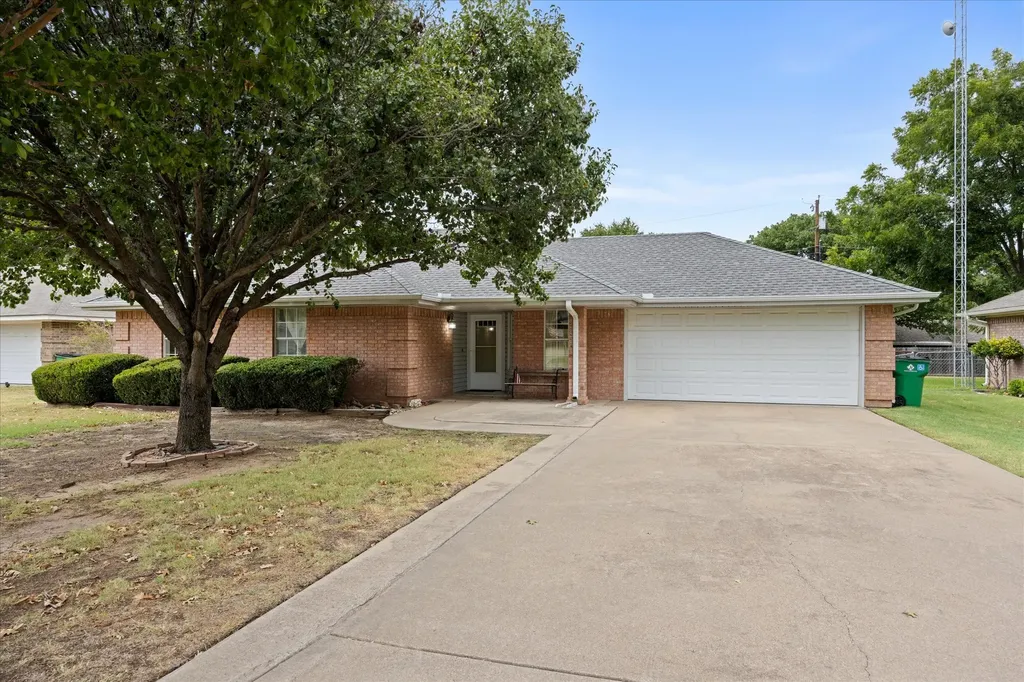 1809 Sprucewood Avenue Stephenville TX 76401