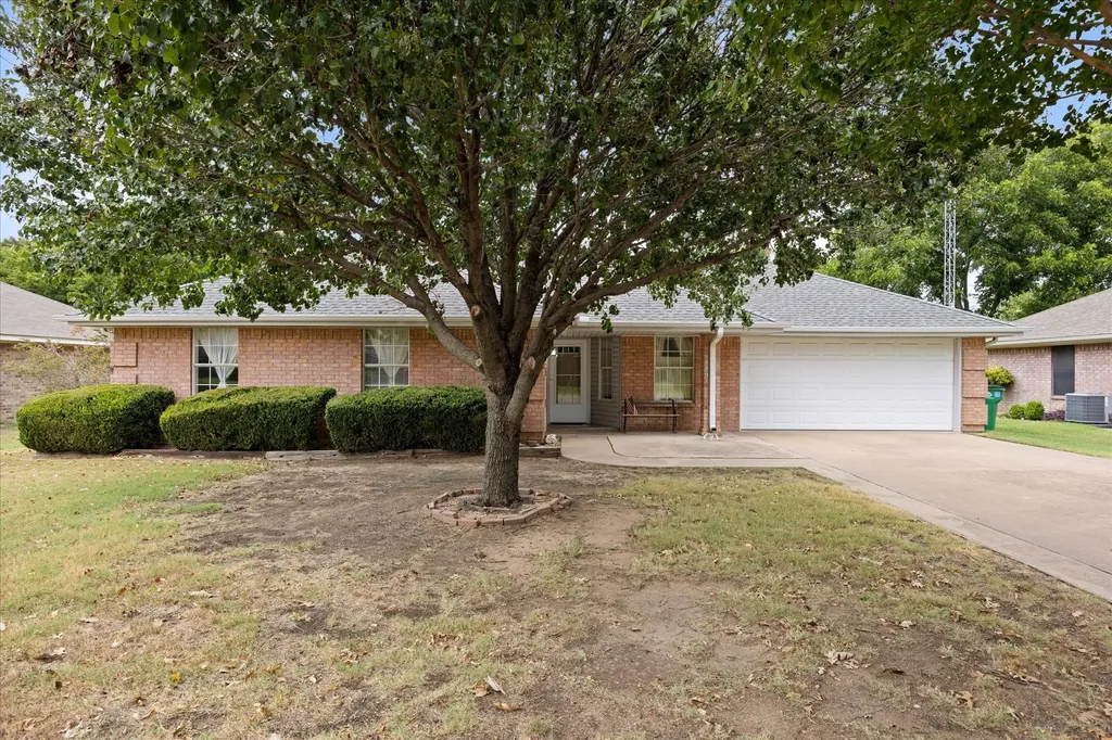 1809 Sprucewood Avenue Stephenville TX 76401