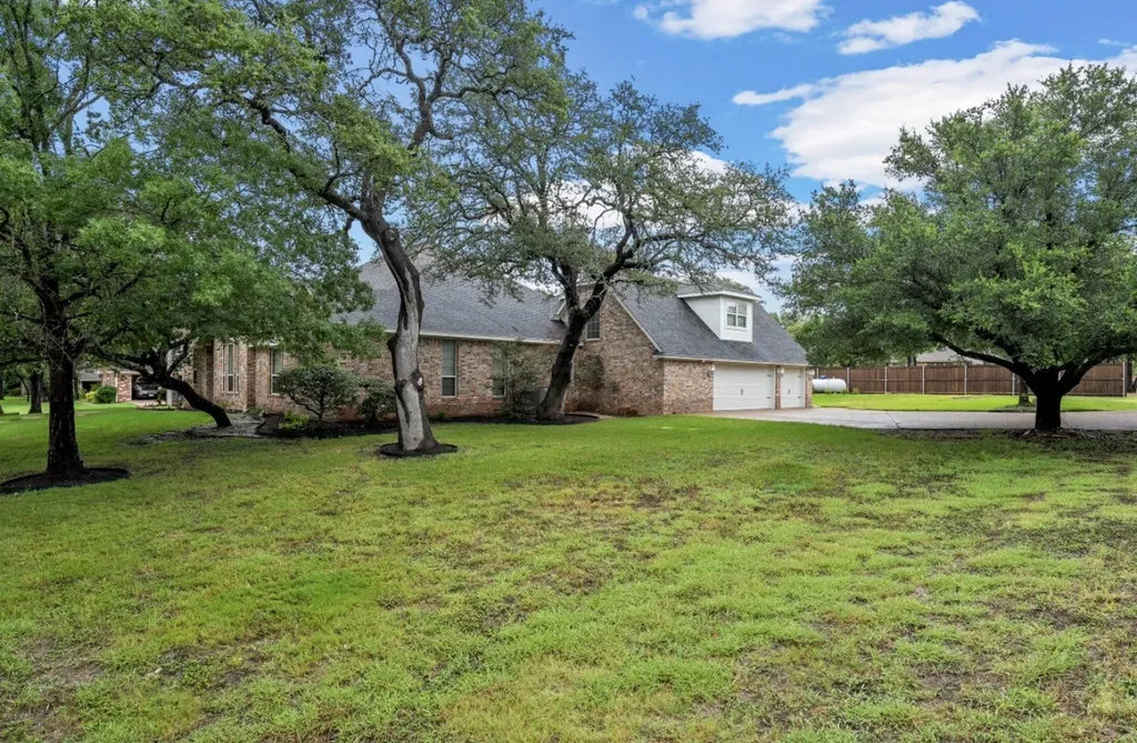 100 Laurel Oaks Lane Crawford TX 76638
