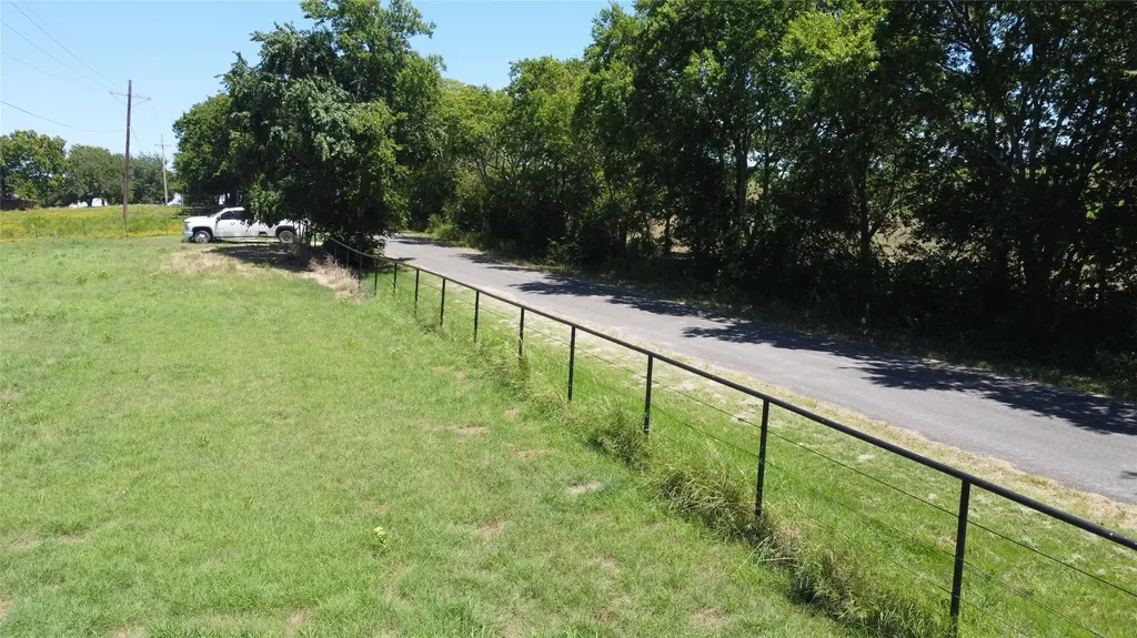 833 E Lovers Lane Bells TX 75414