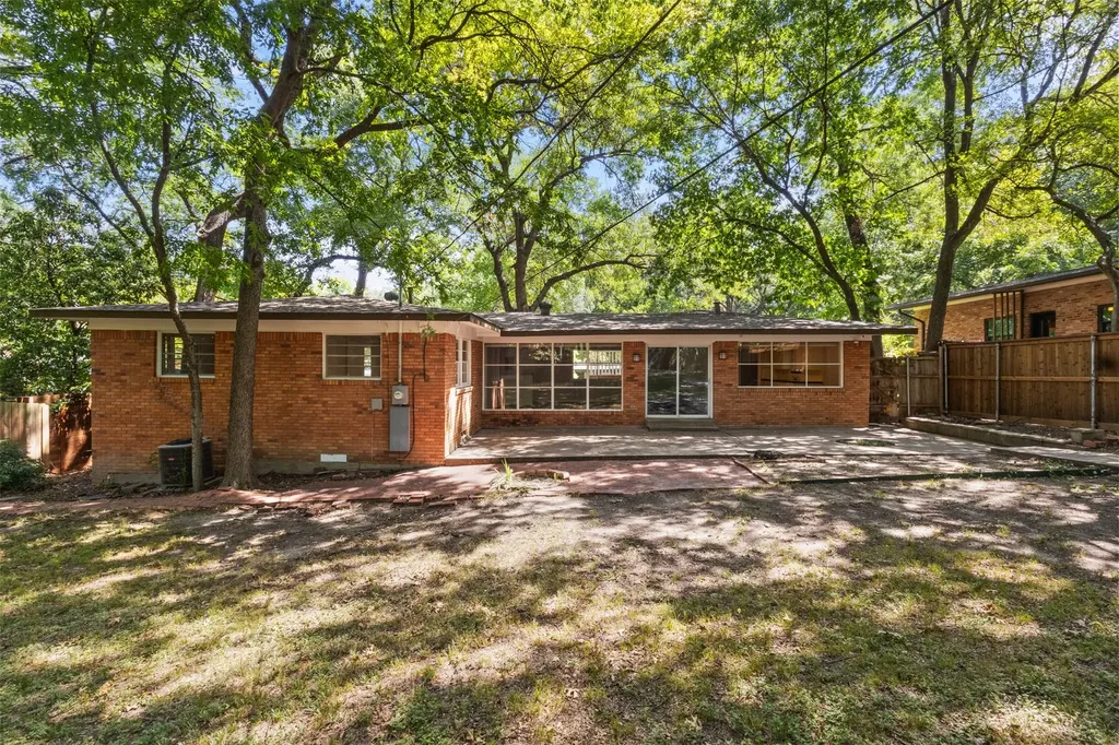 985 N Rustic Circle Dallas TX 75218