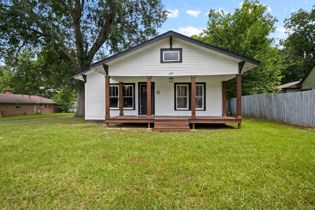 207 W 3rd Street Omaha TX 75571
