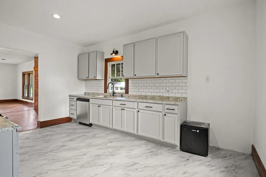 207 W 3rd Street Omaha TX 75571