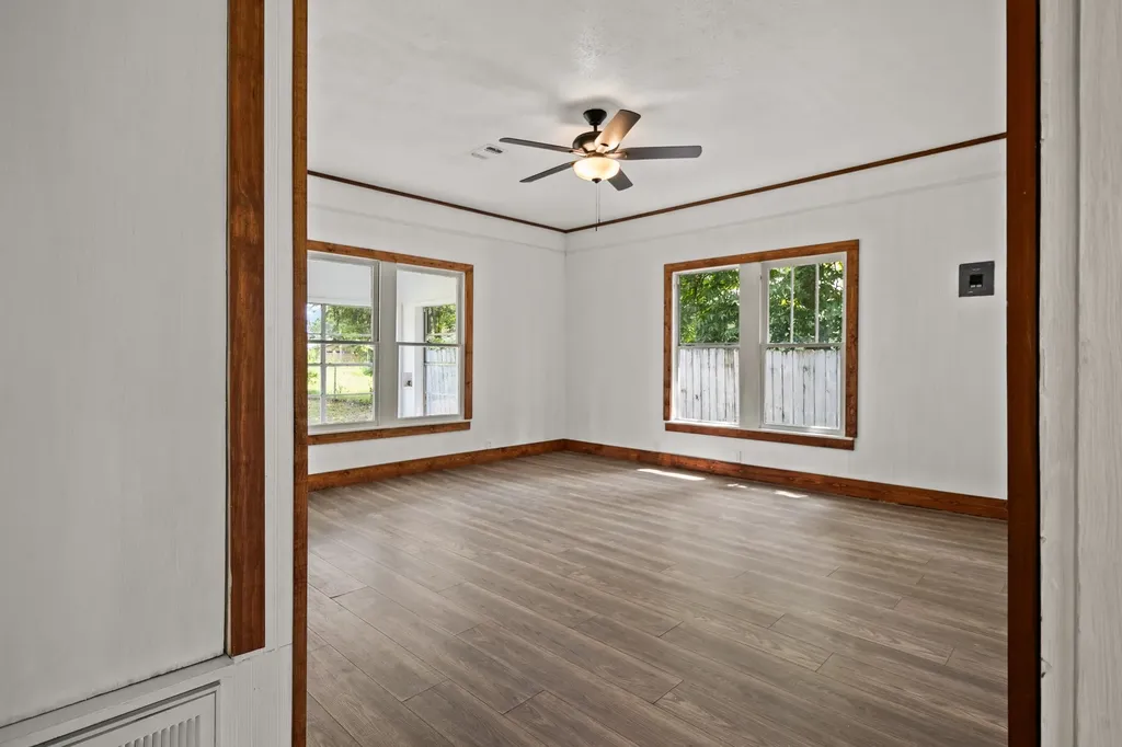 207 W 3rd Street Omaha TX 75571