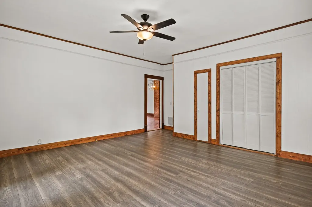 207 W 3rd Street Omaha TX 75571