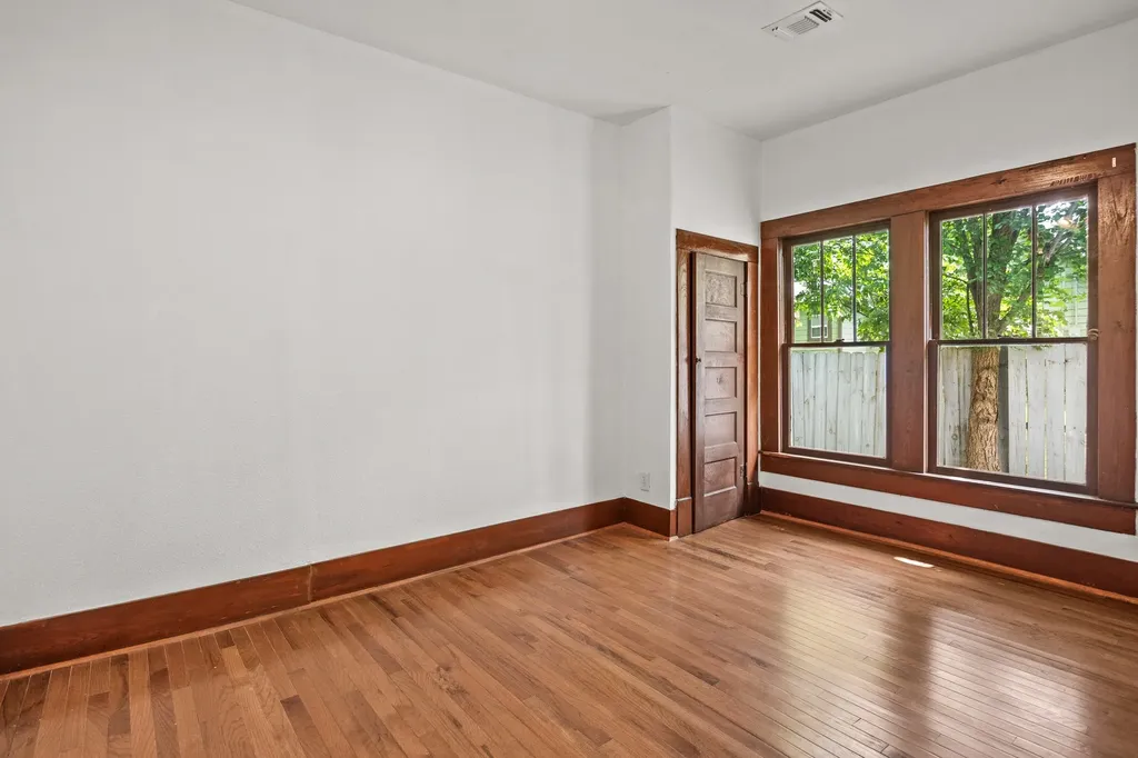 207 W 3rd Street Omaha TX 75571
