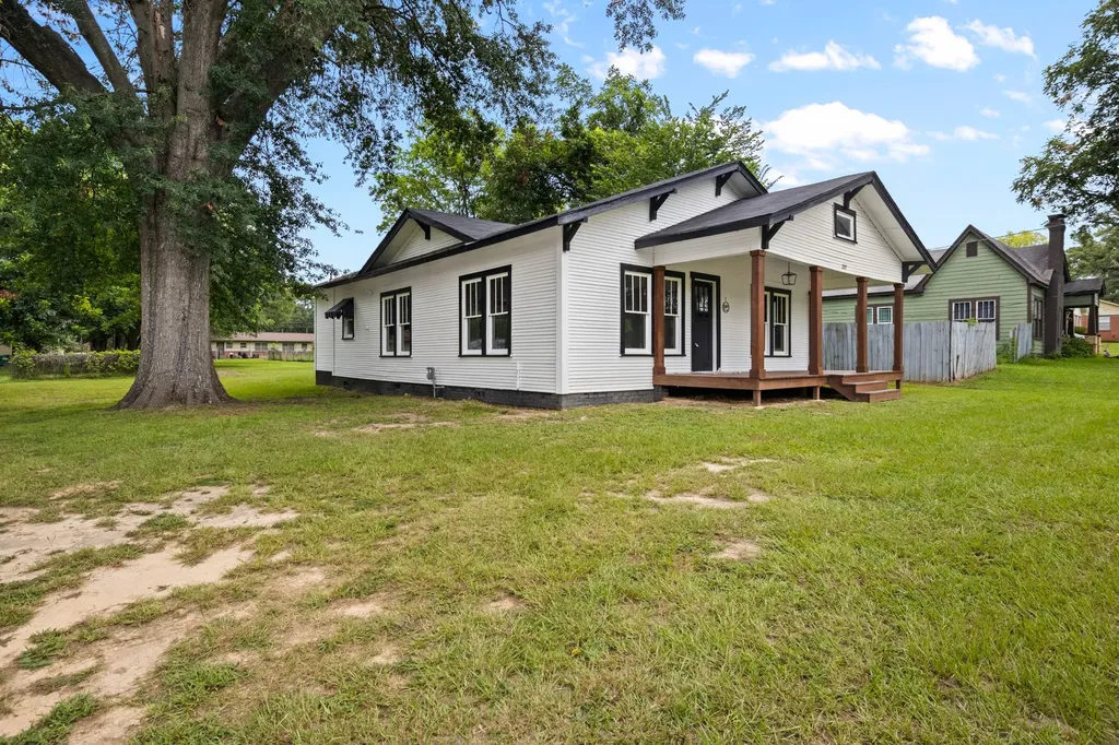 207 W 3rd Street Omaha TX 75571