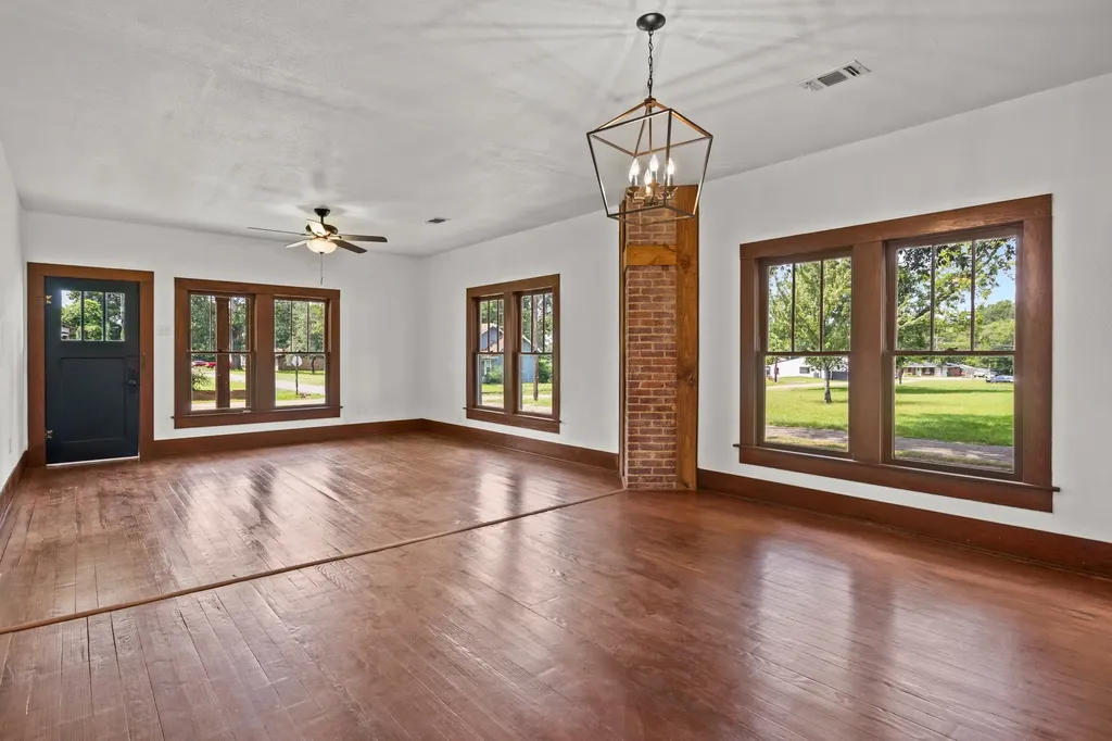 207 W 3rd Street Omaha TX 75571