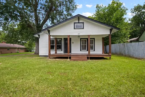 207 W 3rd Street Omaha TX 75571