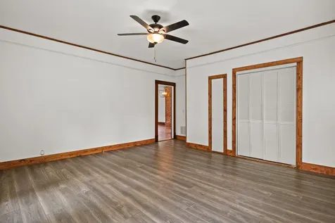 207 W 3rd Street Omaha TX 75571