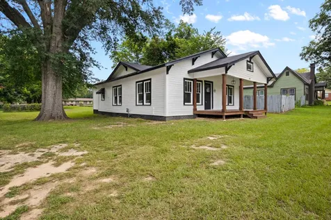 207 W 3rd Street Omaha TX 75571