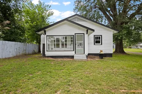 207 W 3rd Street Omaha TX 75571