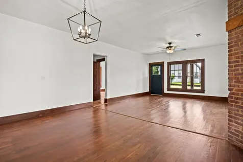 207 W 3rd Street Omaha TX 75571