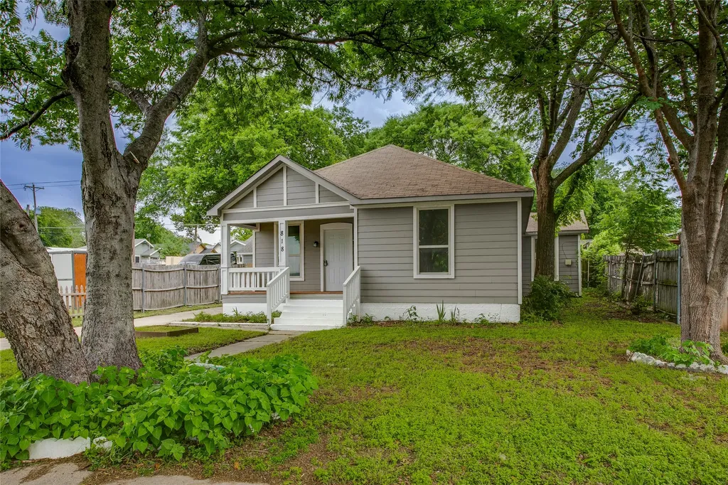 818 E Woodin Boulevard Dallas TX 75216