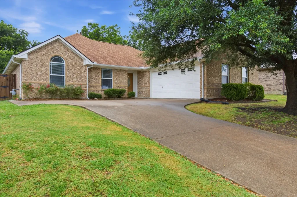 711 Oakmont Drive Ennis TX 75119