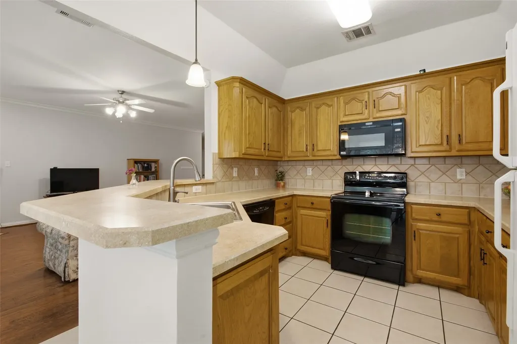 711 Oakmont Drive Ennis TX 75119