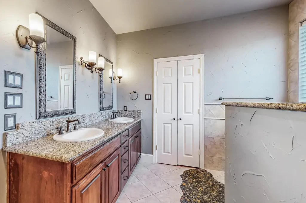 18156 Frankford Lakes Circle Dallas TX 75252