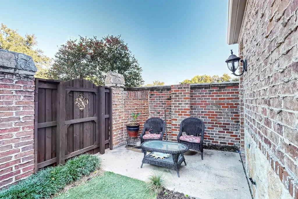 18156 Frankford Lakes Circle Dallas TX 75252