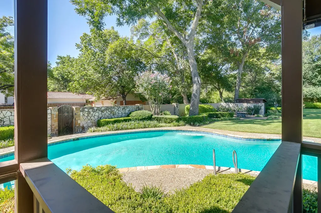 306 Prairie Avenue Cleburne TX 76033