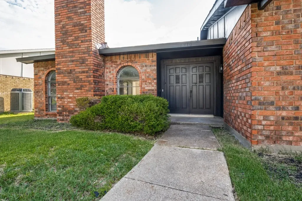 1910 Rambling Ridge Lane Carrollton TX 75007