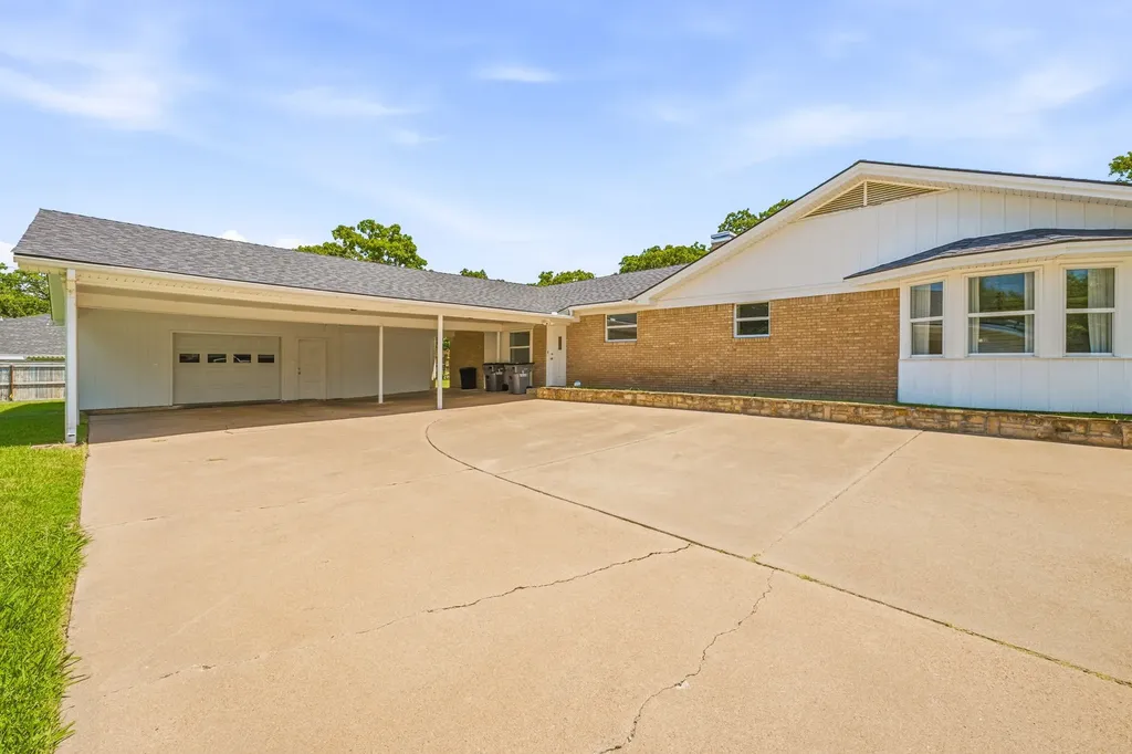 1423 Oak Hills Drive Graham TX 76450