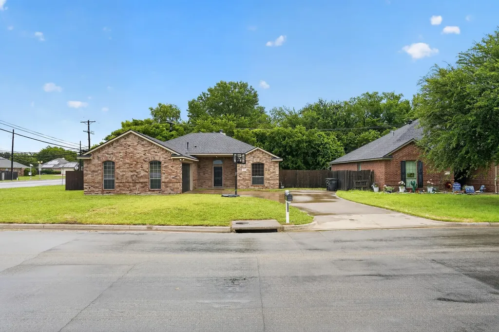 1301 Hyde Park Boulevard Cleburne TX 76033
