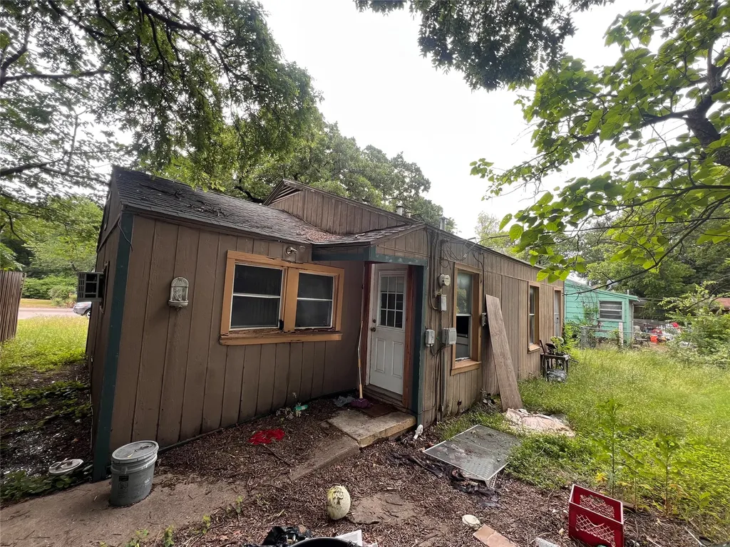 2925 Oakwood Street Haltom City TX 76117