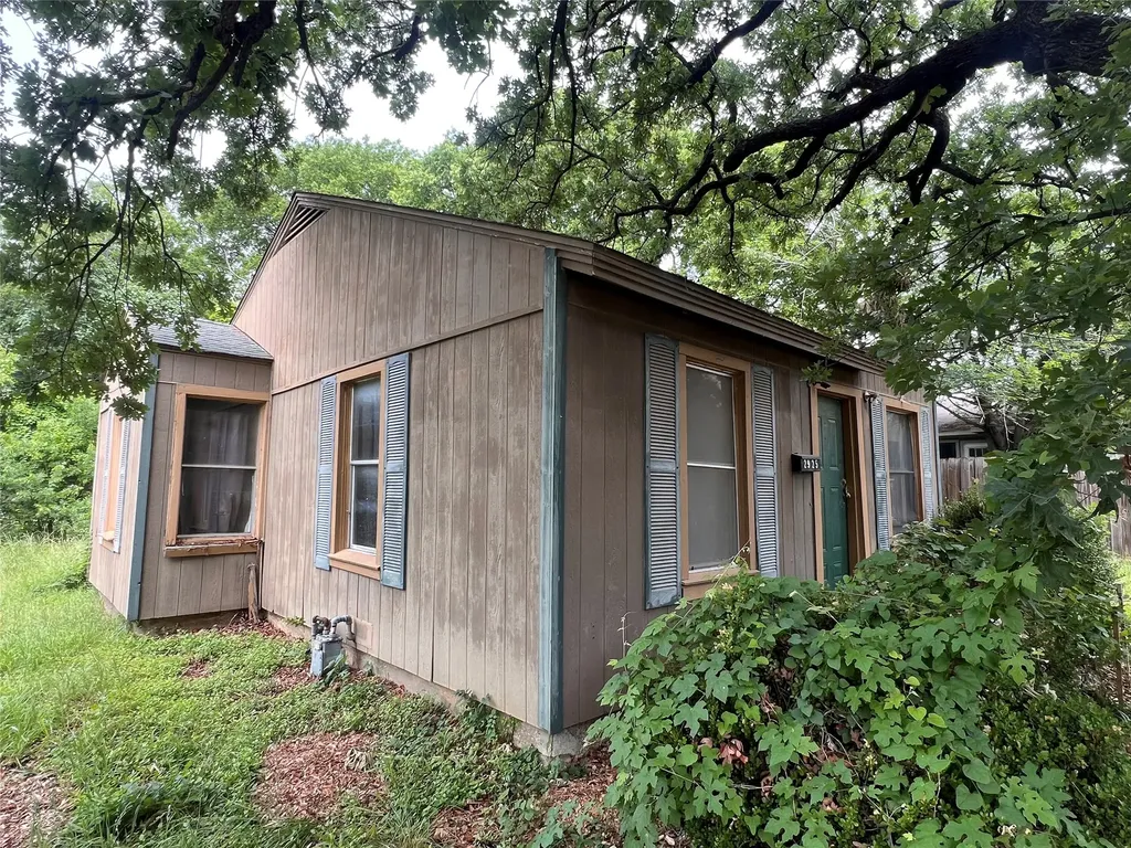 2925 Oakwood Street Haltom City TX 76117