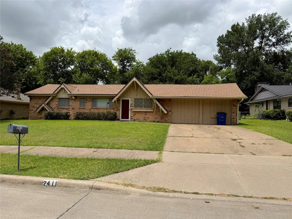 2411 Woodlawn Drive Ennis TX 75119