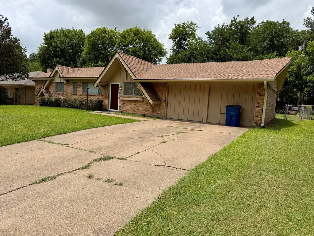 2411 Woodlawn Drive Ennis TX 75119