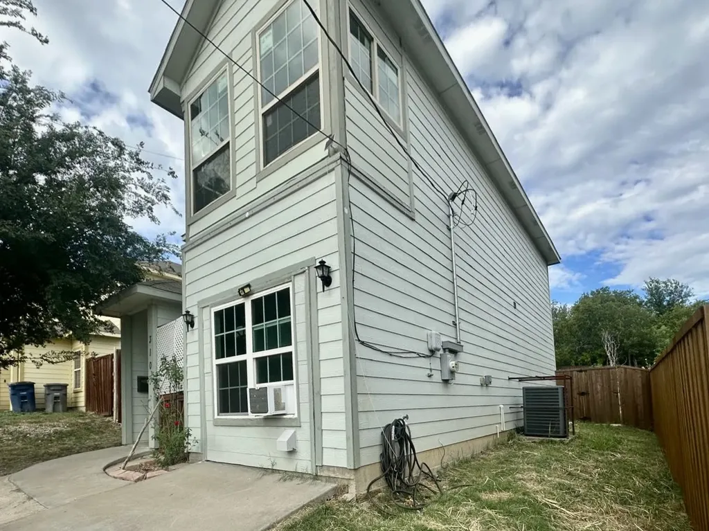 310 S Justin Avenue Dallas TX 75211
