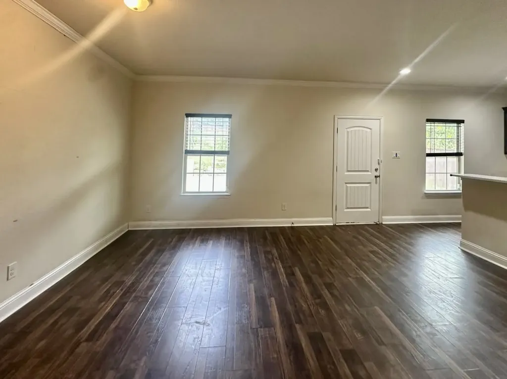 310 S Justin Avenue Dallas TX 75211