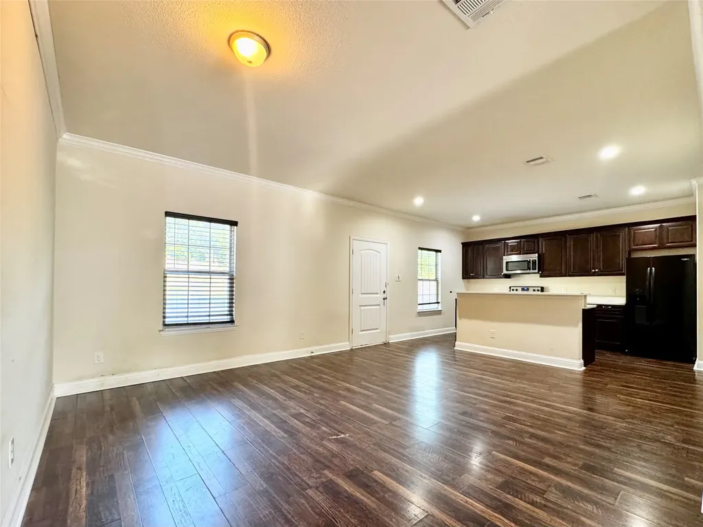 310 S Justin Avenue Dallas TX 75211