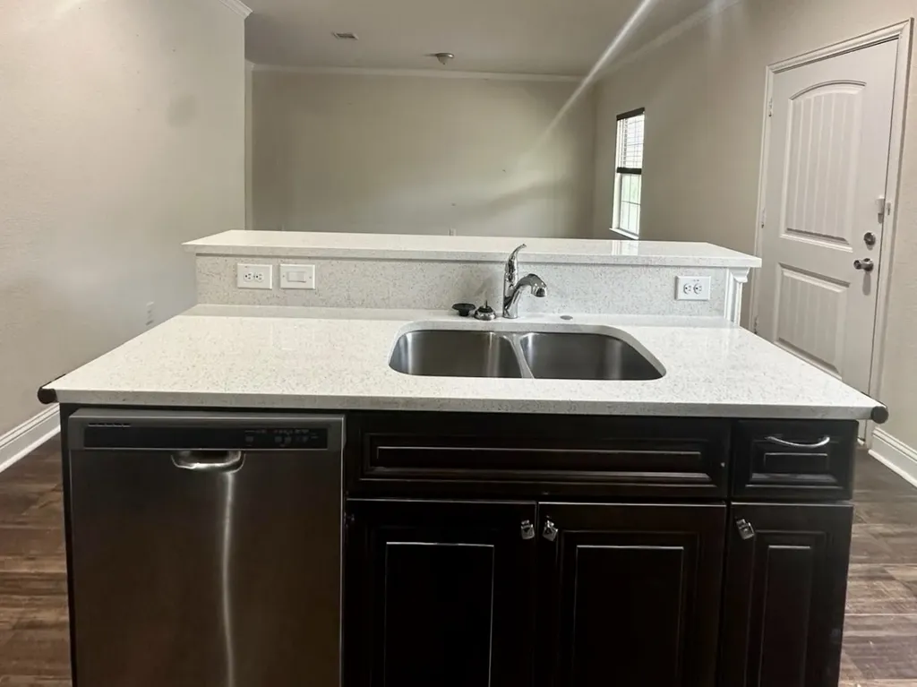 310 S Justin Avenue Dallas TX 75211