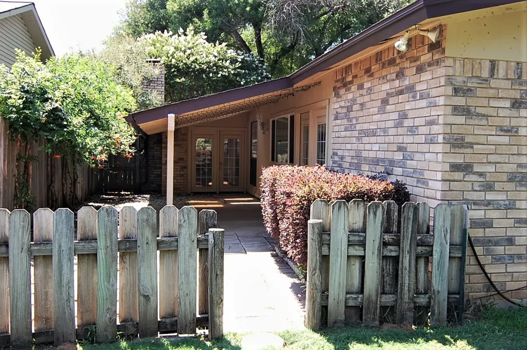 2619 Creekview Drive Arlington TX 76016