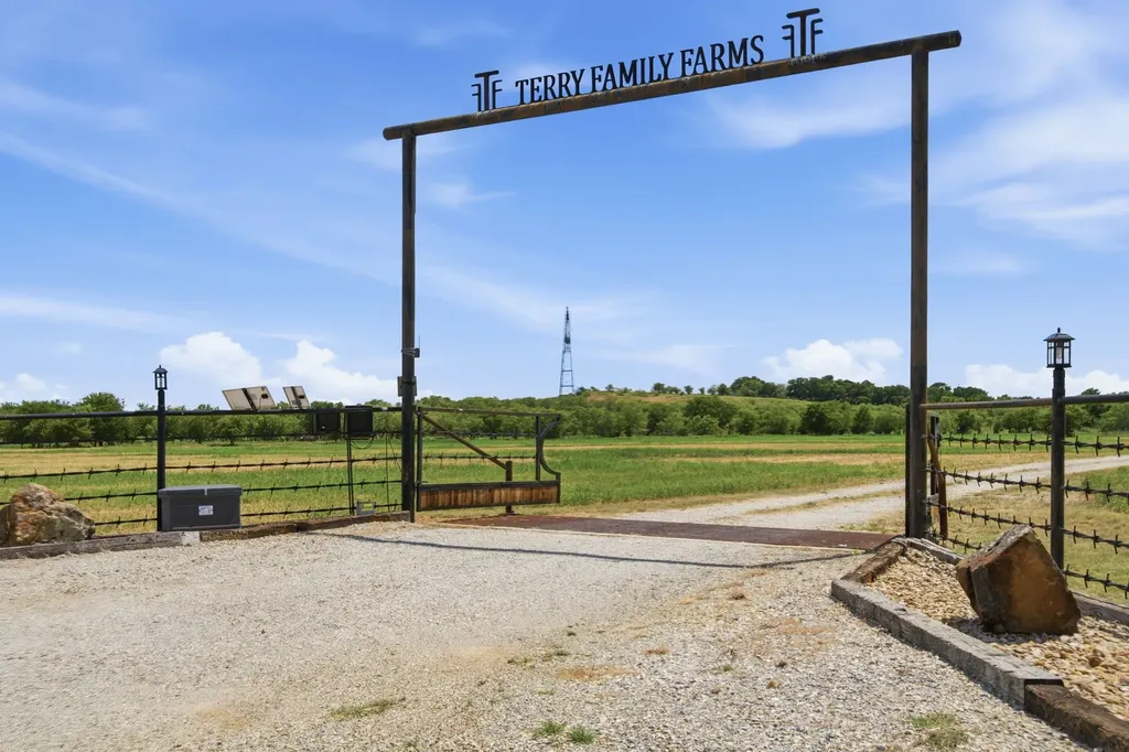 196 Story Road Perrin TX 76486