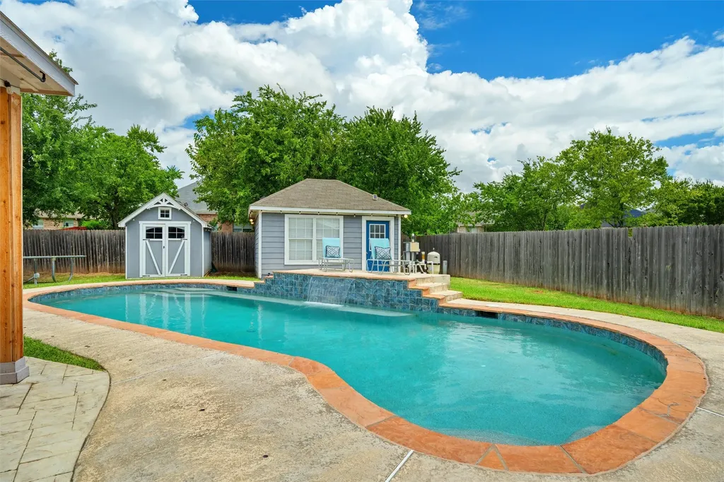 403 Creek Point Lane Arlington TX 76002
