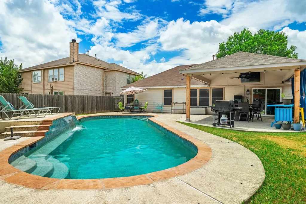 403 Creek Point Lane Arlington TX 76002