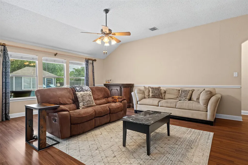 403 Creek Point Lane Arlington TX 76002