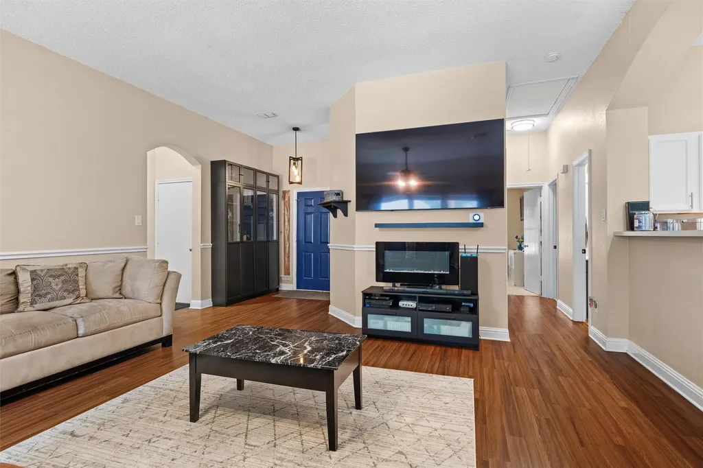 403 Creek Point Lane Arlington TX 76002