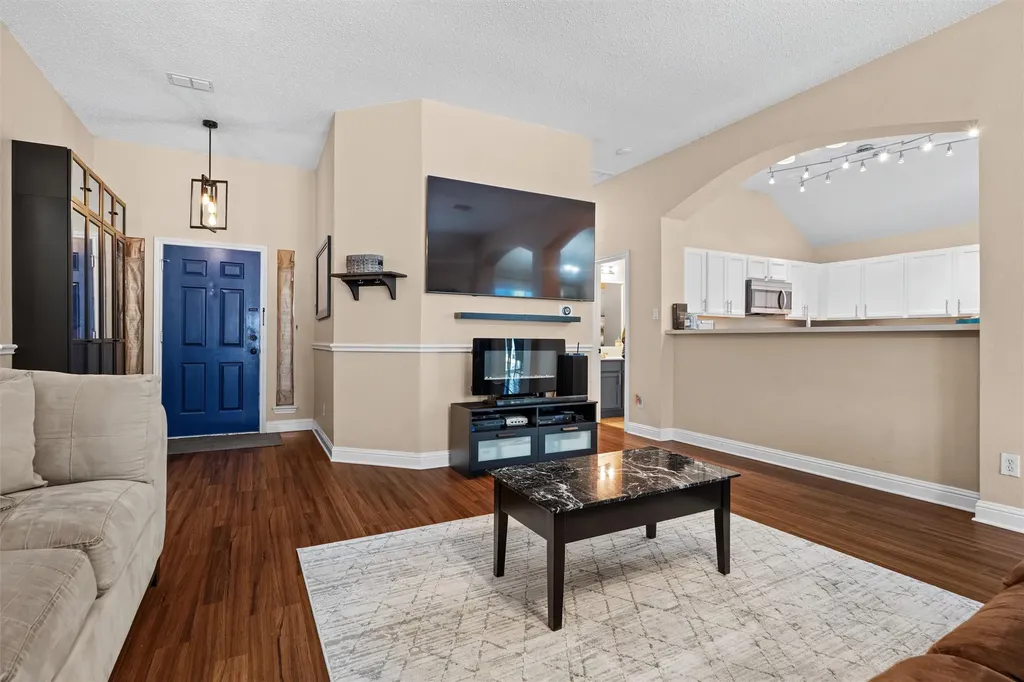403 Creek Point Lane Arlington TX 76002