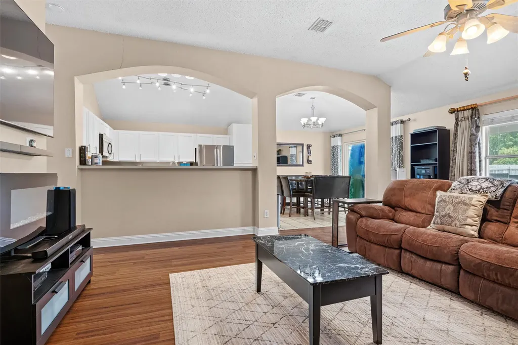 403 Creek Point Lane Arlington TX 76002