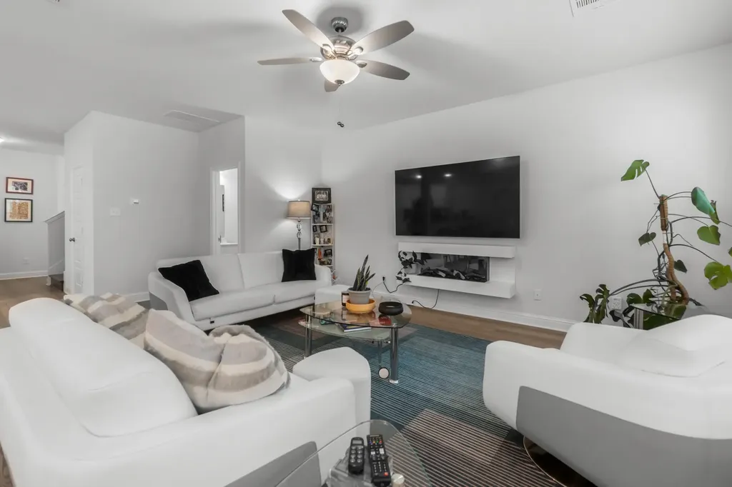 6834 Neals Way Arlington TX 76001