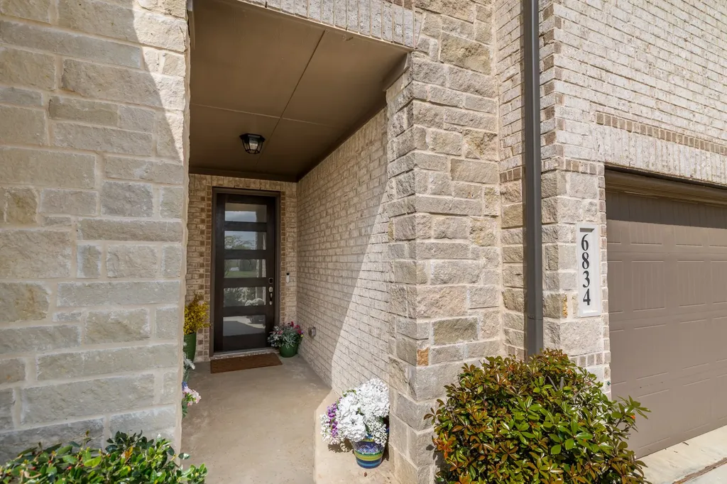 6834 Neals Way Arlington TX 76001