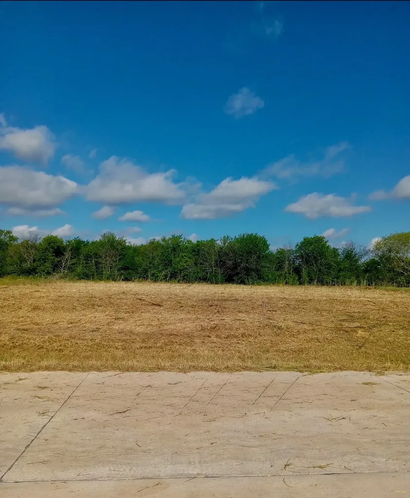 309 Creekside Valley View TX 76272