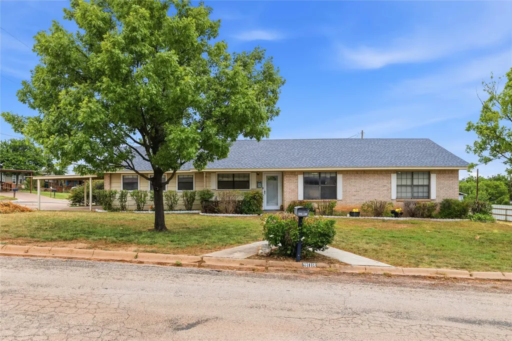908 W 2nd Street Coleman TX 76834