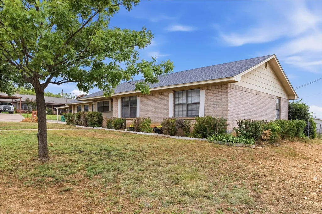 908 W 2nd Street Coleman TX 76834